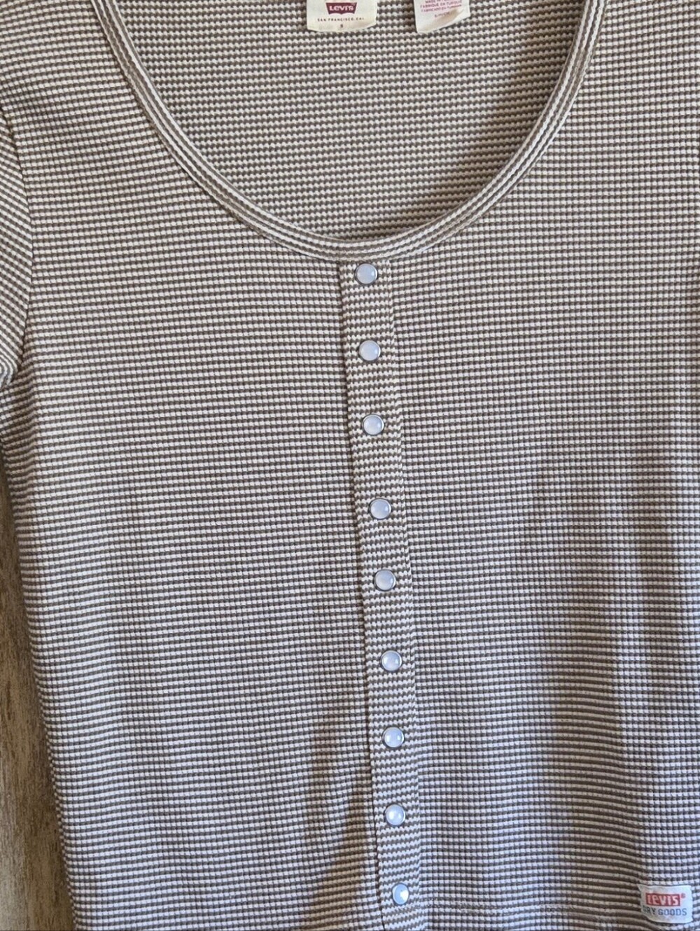 Levi's Ribbed Snap Buttoned Tee - Picture 4 of 4